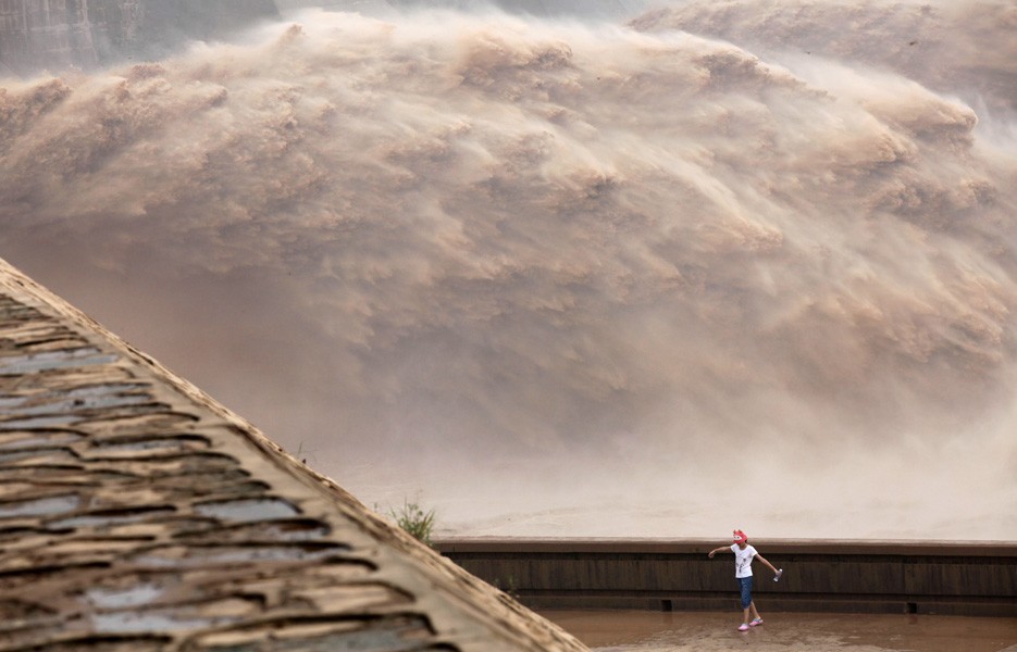 china-flooding-girl-935-1