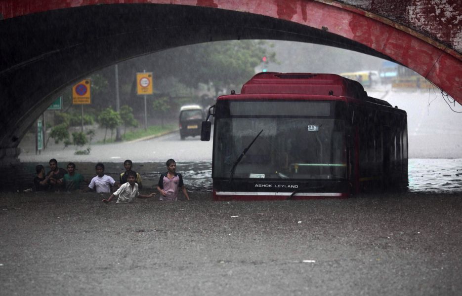 monsoon-india-bus-flooding-935