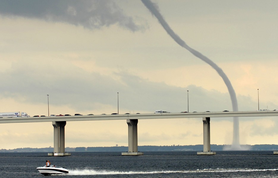 waterspout-ocean-935